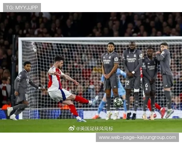 任意球精准绕过人墙直挂上角，收获荣耀被传颂